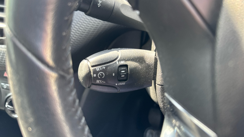 Peugeot 208 1.2 PureTech 82 Signature 5dr [Start Stop] Petrol Hatchback